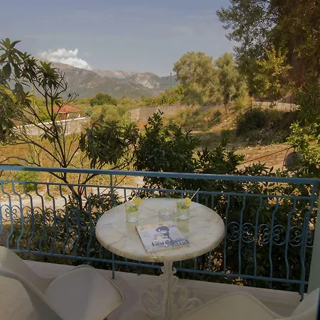 Akrotiri Нощувка със закуска (B & B) 3*