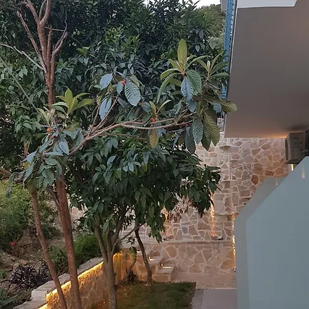 Нощувка със закуска (B & B) Akrotiri