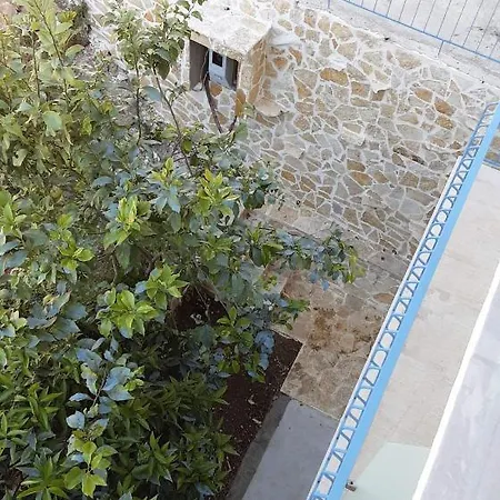 Akrotiri Нощувка със закуска (B & B) 3*